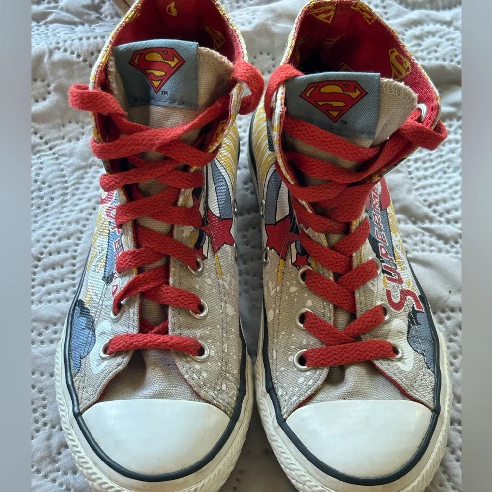 Converse All Stars Superman theme high tops. Size 2 Y. In decent shape. Clean!